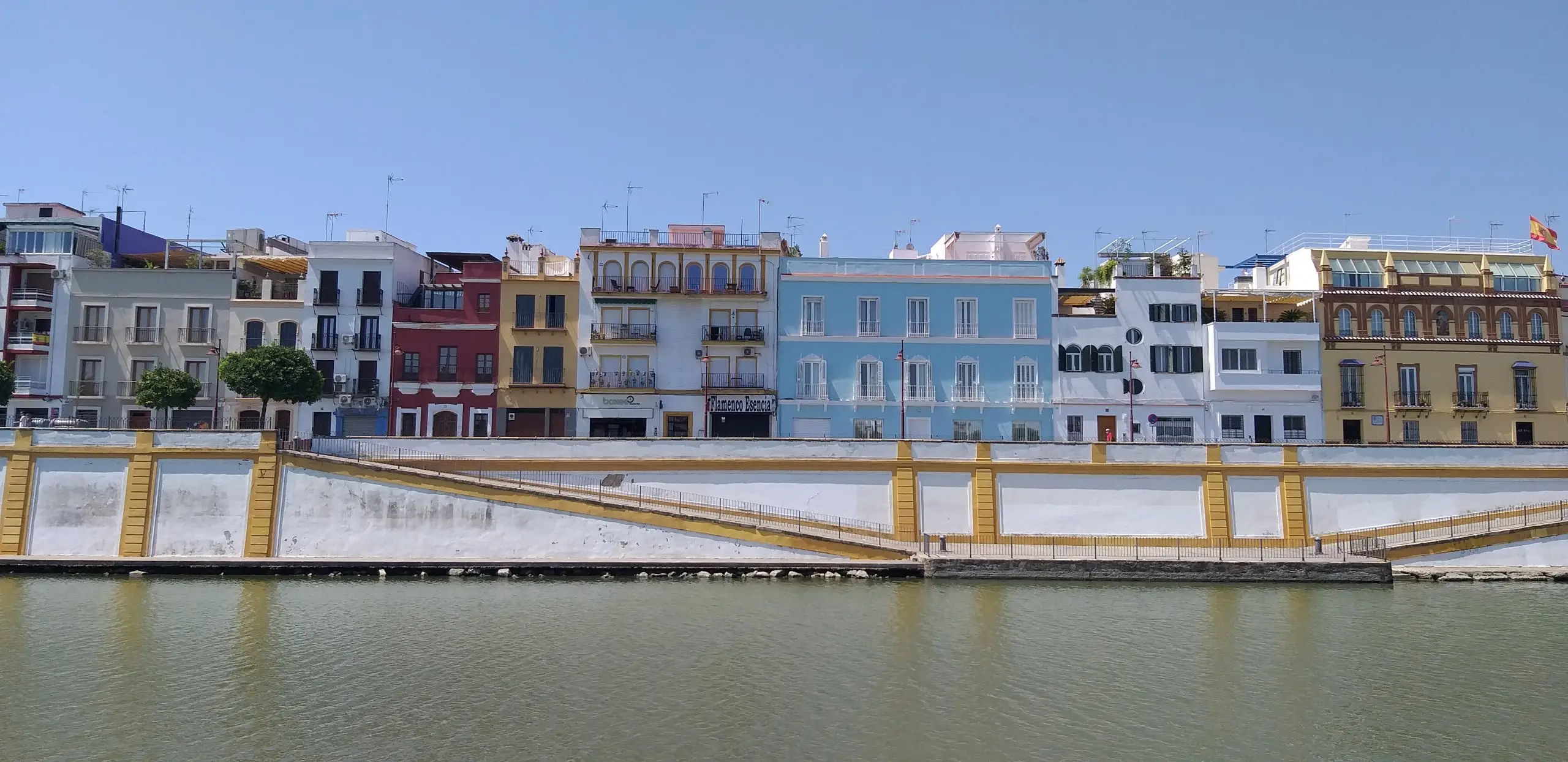 Avoid the worst tourist spots in the city of Seville - and get a good experience in Seville despite the tourist crowds
